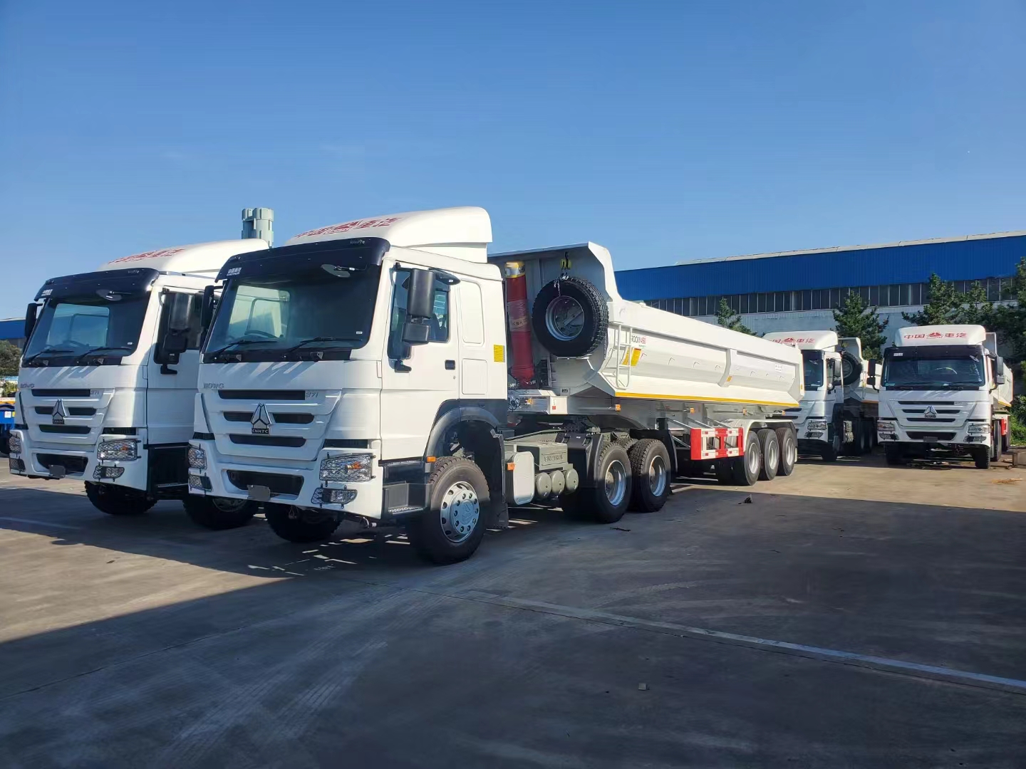 Le tracteur routier Sinotruk howo et les semi-remorques bennes sont prêts pour l'expédition