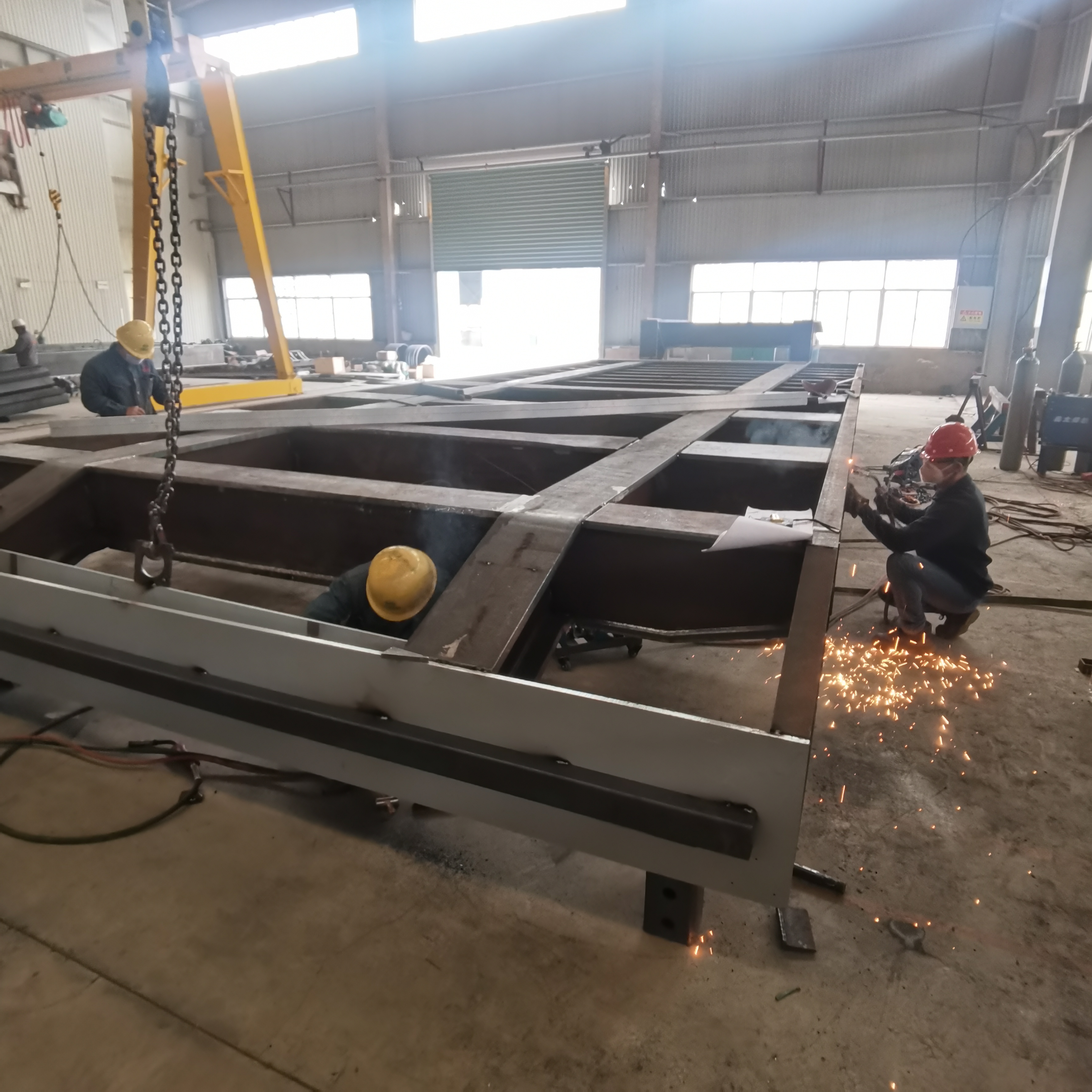 La semi-remorque surbaissée robuste est en cours de fabrication pour un client du pays africain