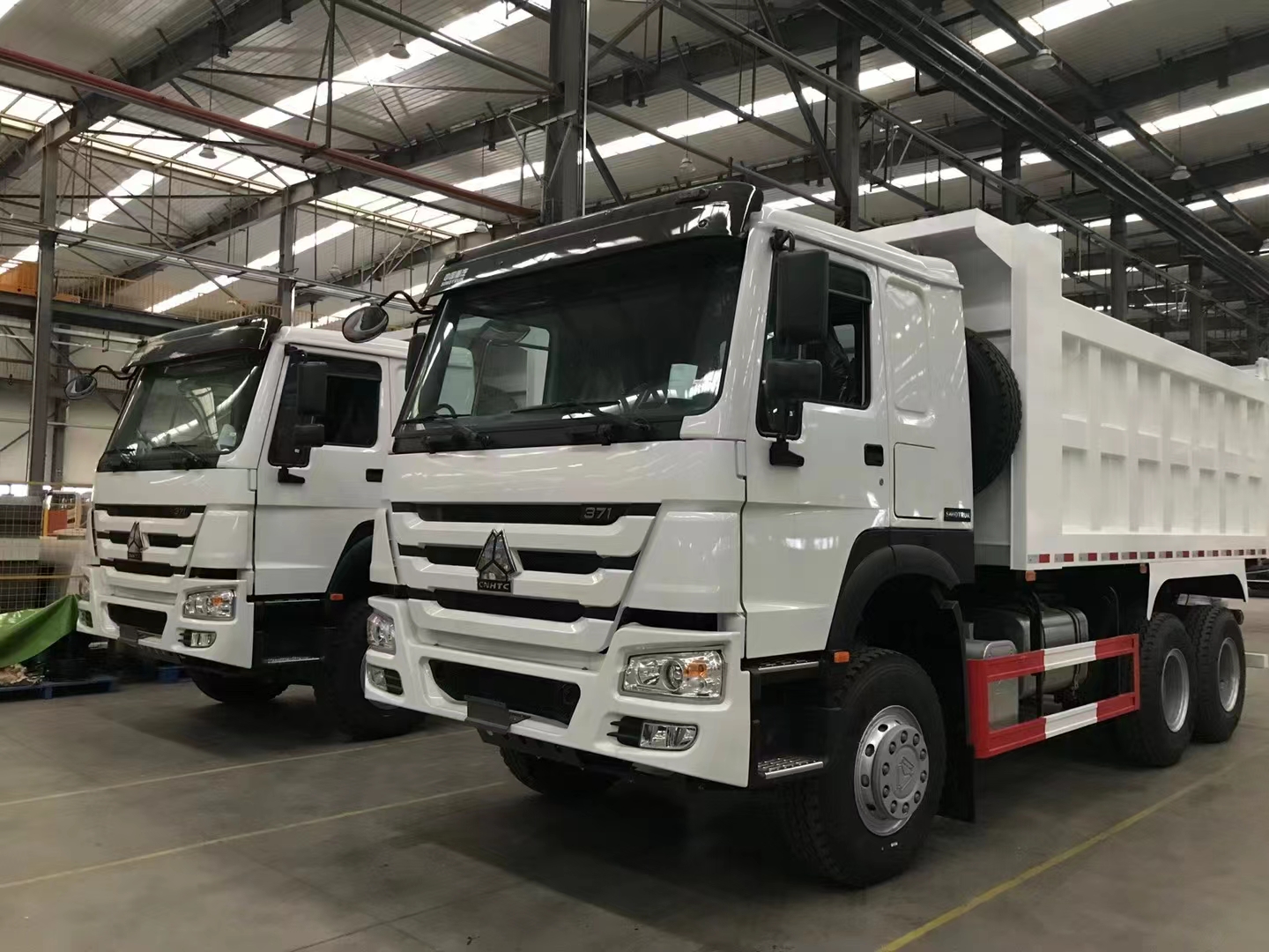 LE CAMION BENNE SINOTRUK HOWO 6*4 SONT PRÊTS POUR LA LIVRAISON