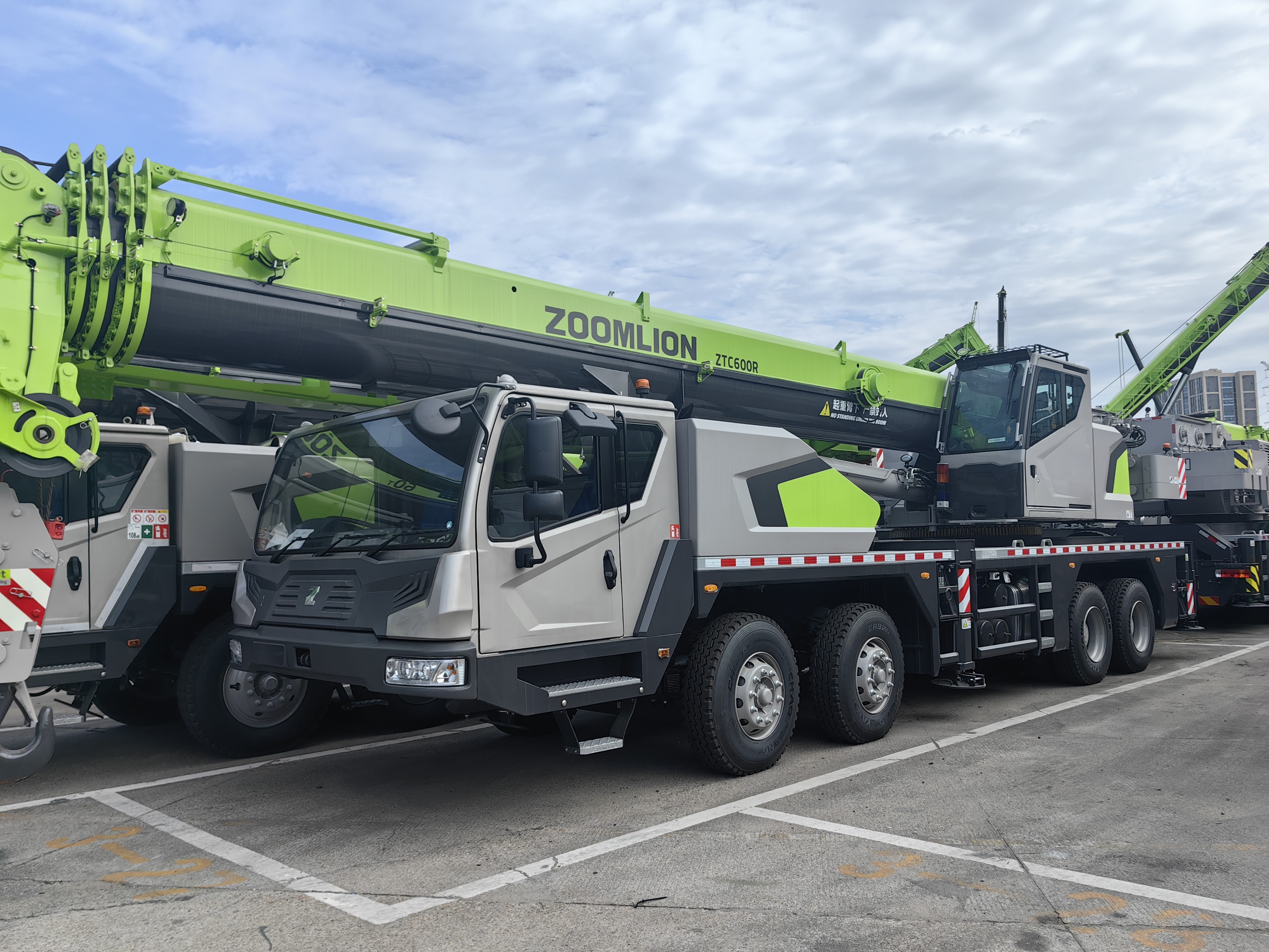 Une grue de camion d'unité 60T est prête pour la livraison