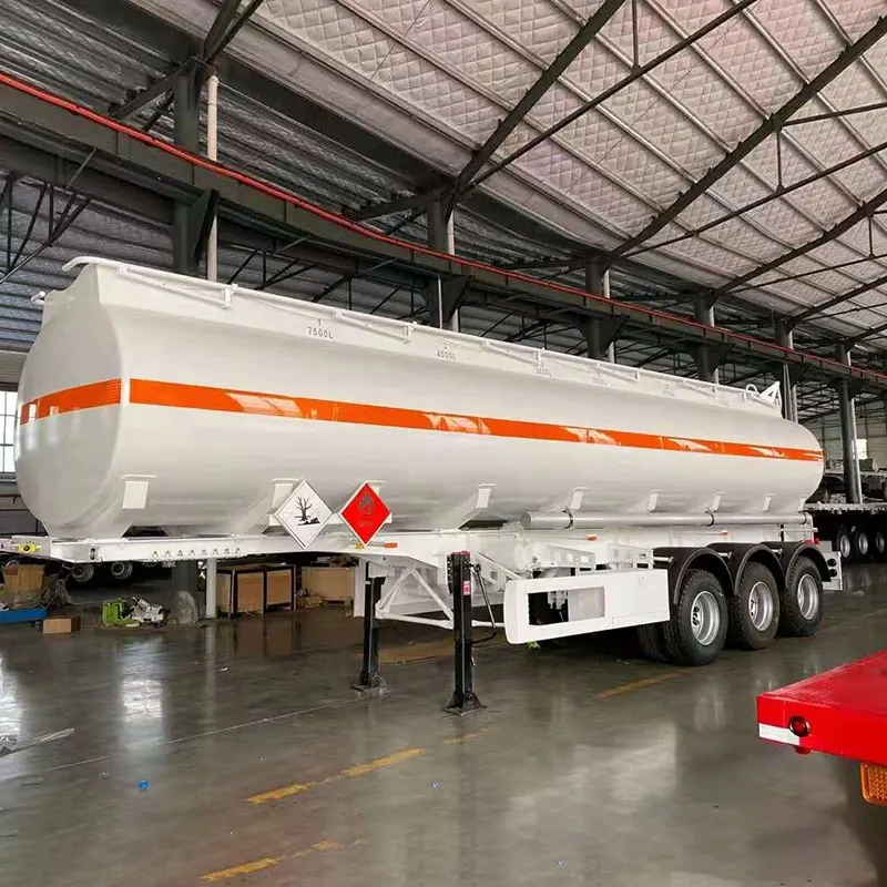 Semi-remorques à pétrole: transport de l'or liquide